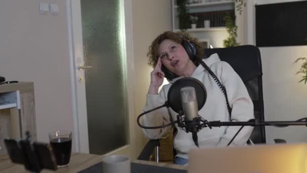 Una Mujer Caucásica Blogger Vlogger Gesticulando Mientras Transmite Podcast Video — Vídeos de Stock