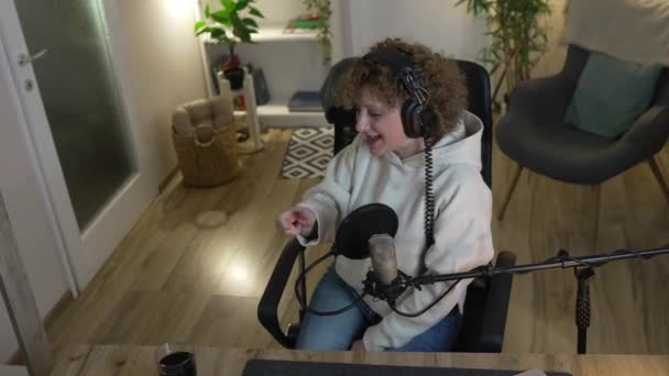 Bir Beyaz Kadın Blogcu Vlogger Yayın Stüdyosunda Video Podcast Yaparken — Stok video