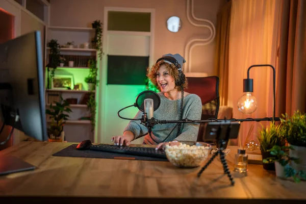 Mujer Madura Jugar Videojuegos Ordenador Mientras Que Transmisión Las Redes —  Fotos de Stock