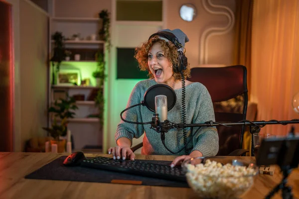Starší Žena Hrát Videohry Počítači Zatímco Streaming Sociální Média Nebo — Stock fotografie