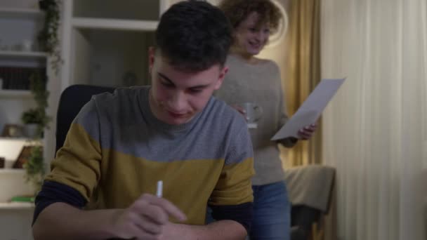 Ώριμη Γυναίκα Και Γιος Καυκάσιος Έφηβος Λάβει Επιστολή Διαβάσει Καλά — Αρχείο Βίντεο