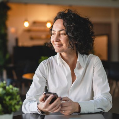 İş yerindeki kadın yönetici ya da girişimci cep telefonu akıllı telefonu kullanır iş kadını iletişim konseptinden fren alırken beyaz gömlek giyer gerçek kişi kopyalama alanı SMS mesajları gönderir