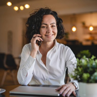 İş yerindeki kadın yönetici ya da girişimci cep telefonu akıllı telefon kullanır iş kadını iletişim konseptinden fren alırken beyaz gömlek giyer gerçek insan kopyalama alanı konuşur