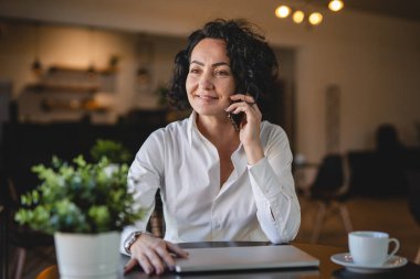 İş yerindeki kadın yönetici ya da girişimci cep telefonu akıllı telefon kullanır iş kadını iletişim konseptinden fren alırken beyaz gömlek giyer gerçek insan kopyalama alanı konuşur