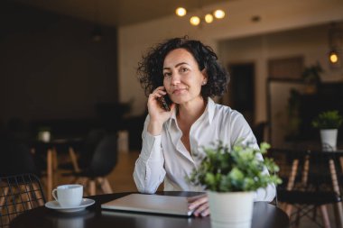 İş yerindeki kadın yönetici ya da girişimci cep telefonu akıllı telefon kullanır iş kadını iletişim konseptinden fren alırken beyaz gömlek giyer gerçek insan kopyalama alanı konuşur