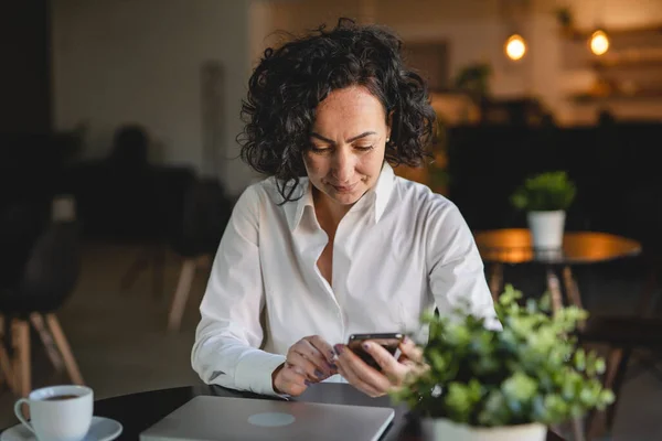 仕事中の女性マネージャーや起業家は 携帯電話のスマートフォンは白いシャツを着て 仕事からブレーキを取りながら 女性のコミュニケーションコンセプトリアル人コピースペースは ミリ秒のメッセージを送信 — ストック写真