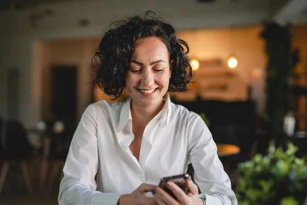 仕事中の女性マネージャーや起業家は 携帯電話のスマートフォンは白いシャツを着て 仕事からブレーキを取りながら 女性のコミュニケーションコンセプトリアル人コピースペースは ミリ秒のメッセージを送信 — ストック写真