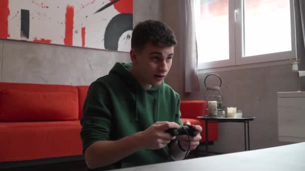 Beyaz Tenli Genç Bir Erkek Evde Oyun Oynuyor — Stok video