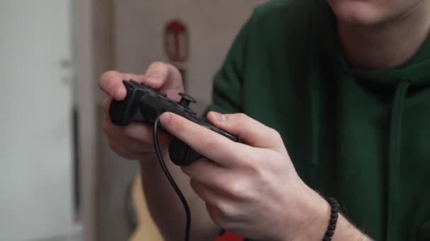 Ένας Έφηβος Καυκάσιος Άνδρας Νεαρός Άνδρας Παίζει Κονσόλα Βιντεοπαιχνίδι Στο — Αρχείο Βίντεο