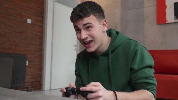 Ένας Έφηβος Καυκάσιος Νεαρός Άνδρας Παίζει Κονσόλα Βιντεοπαιχνίδι Στο Σπίτι — Αρχείο Βίντεο