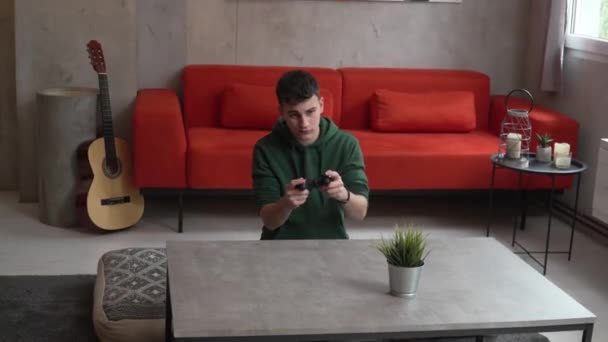 Seorang Remaja Laki Laki Kulit Putih Bermain Video Game Konsol — Stok Video
