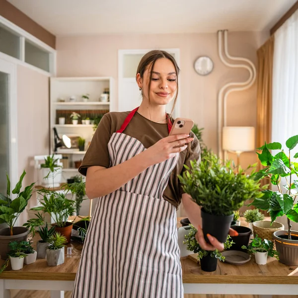 Kvinna Ung Generation Vuxen Kaukasisk Kvinna Hand Sina Växter Hemma — Stockfoto
