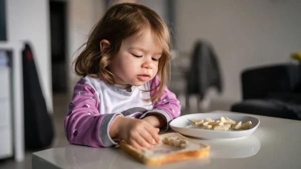 Een Meisje Klein Kaukasisch Peuter Vrouwelijk Kind Eten Aan Tafel — Stockfoto