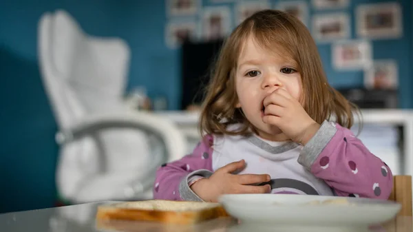 Ένα Κορίτσι Μικρό Καυκάσιο Μικρό Παιδί Θηλυκό Τρώνε Στο Τραπέζι — Φωτογραφία Αρχείου