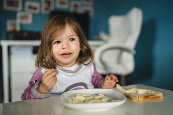 Flicka Liten Kaukasiska Småbarn Kvinna Barn Äta Vid Bordet Hemma — Stockfoto