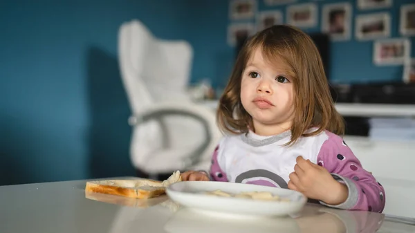 Uma Menina Pequena Criança Branca Criança Fêmea Comer Mesa Casa — Fotografia de Stock