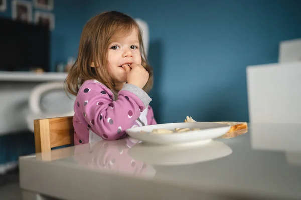 Een Meisje Klein Kaukasisch Peuter Vrouwelijk Kind Eten Aan Tafel — Stockfoto