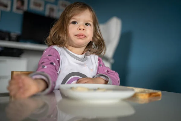 One Girl Small Caucasian Toddler Female Child Eat Table Home — Stock Photo, Image