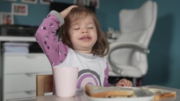 간균성 유아인 집에서 식탁에서 식사를 — 비디오