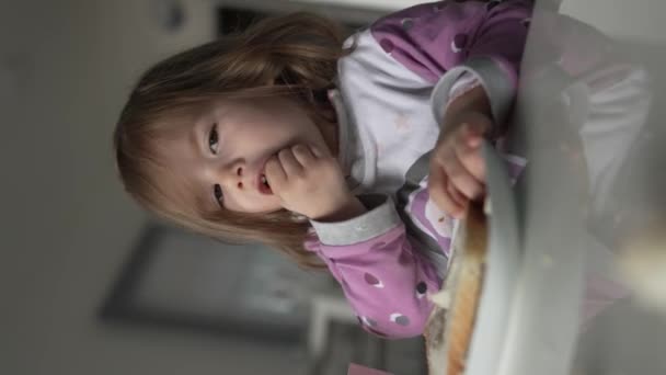 Ένα Κορίτσι Μικρό Καυκάσιο Μικρό Παιδί Θηλυκό Τρώνε Στο Τραπέζι — Αρχείο Βίντεο