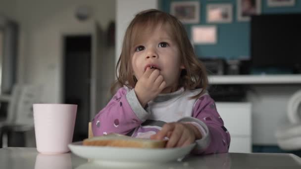 Ένα Κορίτσι Μικρό Καυκάσιο Μικρό Παιδί Θηλυκό Τρώνε Στο Τραπέζι — Αρχείο Βίντεο