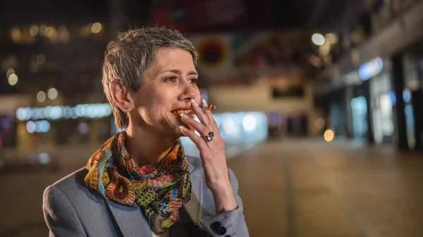 Eine Kaukasische Seniorin Mit Grauen Haaren Steht Nachts Der Stadt — Stockfoto