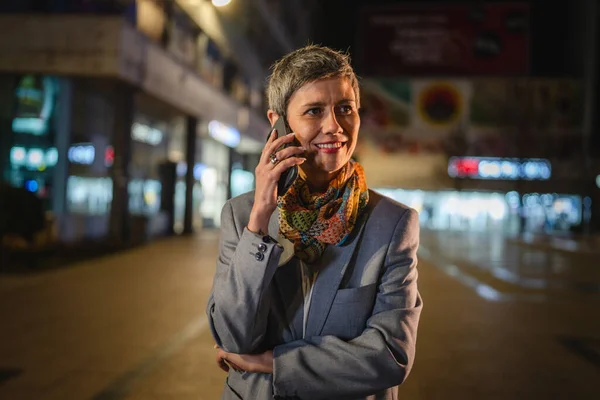 Eine Seniorin Mit Kurzen Grauen Haaren Kaukasische Frau Verwenden Mobiltelefon — Stockfoto