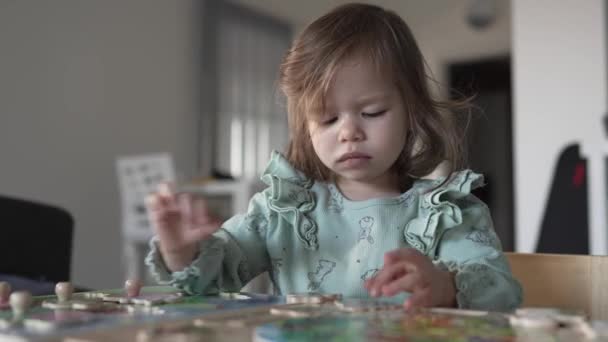 Uma Menina Branca Criança Dois Anos Idade Jogar Mesa Casa — Vídeo de Stock