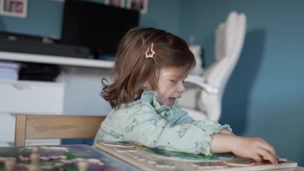 소녀는 집에서 살짜리 아이가 테이블에서 있는데 성장하는 퍼즐에 부품을 — 비디오