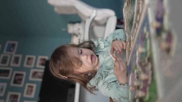 소녀는 집에서 살짜리 아이가 테이블에서 있는데 성장하는 퍼즐에 부품을 — 비디오