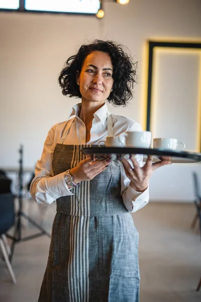 Mogen Kvinna Kaukasiska Servitris Café Eller Restaurang Bära Bricka Med — Stockfoto