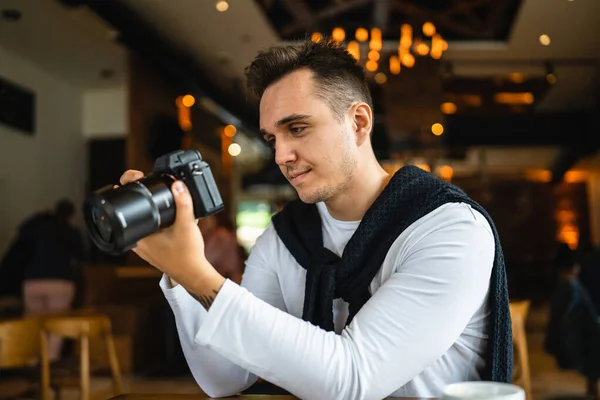 One Man Use Digital Mirrorless Camera While Sit Cafe Restaurant — Stock Photo, Image