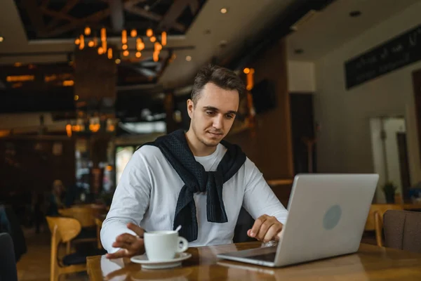 Egy Férfi Kaukázusi Felnőtt Férfi Asztalnál Kávézó Étterem Számítógép Laptop — Stock Fotó
