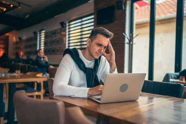 Homem Caucasiano Adulto Macho Sentado Mesa Restaurante Café Usando Computador — Fotografia de Stock