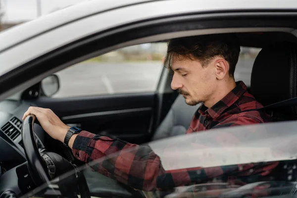 Kafkasyalı Kahverengi Saçlı Bıyıklı Bir Adam Arabada Oturuyor Yetişkin Sürücü — Stok fotoğraf