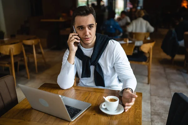 Hombre Sentado Mesa Cafetería Restaurante Usa Teléfono Móvil Casual Para — Foto de Stock
