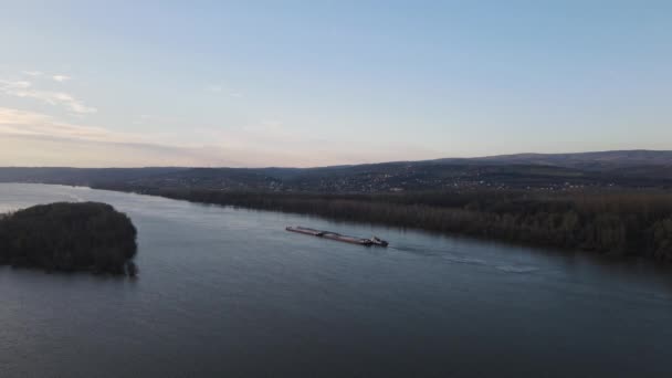 Barcaça Danúbio Perto Novi Sad Sérvia Rebocador Empurrar Barcaças Para — Vídeo de Stock