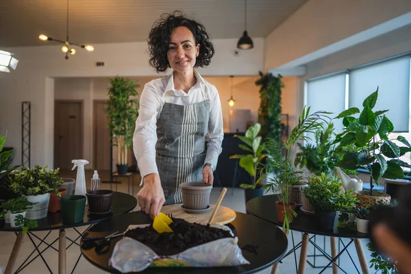 Une Femme Mature Jardinière Fleuriste Caucasienne Prend Soin Cultive Des — Photo