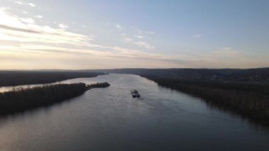 Sırbistan 'ın Novi Sad yakınlarındaki Tuna' da mavna, nehir taşımacılığı insansız hava aracı görüntüsü için mavnaları çekiyor