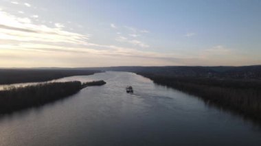Sırbistan 'ın Novi Sad yakınlarındaki Tuna' da mavna, nehir taşımacılığı insansız hava aracı görüntüsü için mavnaları çekiyor