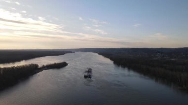 Sırbistan 'ın Novi Sad yakınlarındaki Tuna' da mavna, nehir taşımacılığı insansız hava aracı görüntüsü için mavnaları çekiyor