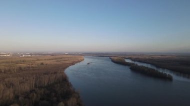 Sırbistan 'ın Novi Sad yakınlarındaki Tuna' da mavna, nehir taşımacılığı insansız hava aracı görüntüsü için mavnaları çekiyor