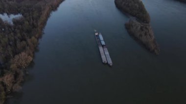 Sırbistan 'ın Novi Sad yakınlarındaki Tuna' da mavna, nehir taşımacılığı insansız hava aracı görüntüsü için mavnaları çekiyor