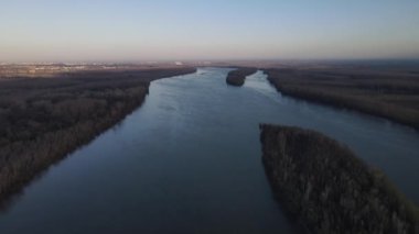 Sabah Novi Sad yakınlarındaki Tuna Nehri üzerindeki hava aracı görüntüsü