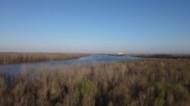 Sabah Novi Sad yakınlarındaki Tuna Nehri üzerindeki hava aracı görüntüsü