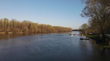 Sabah Novi Sad yakınlarındaki Tuna Nehri üzerindeki hava aracı görüntüsü