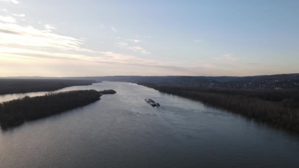 セルビアのノヴィ サド近くのドナウ川のバージは 川の輸送ドローンの空中ビューのためのプッシュバージを引く — ストック動画