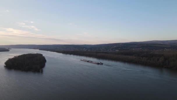 Barcaça Danúbio Perto Novi Sad Sérvia Rebocador Empurrar Barcaças Para — Vídeo de Stock