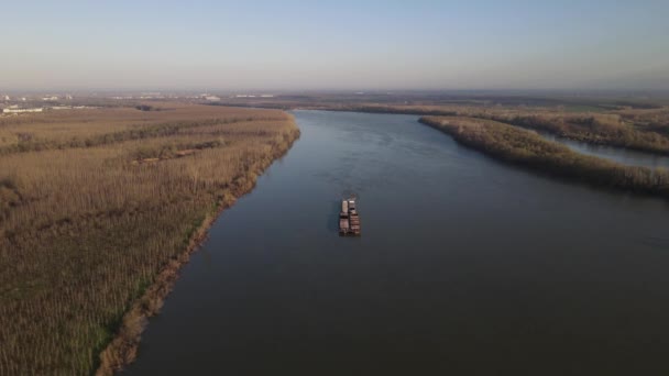 세르비아의 노비사드 다뉴브강에 바지선 항공기의 모습을 바지선을 — 비디오
