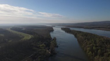 Sabah Novi Sad yakınlarındaki Tuna Nehri üzerindeki hava aracı görüntüsü